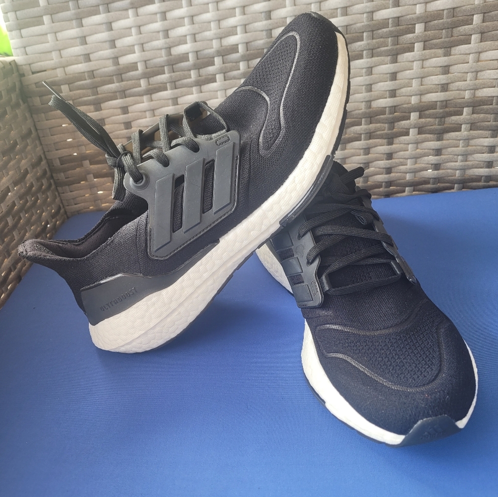 Adidas women's Ultraboost 22 running shoes black and white size 9